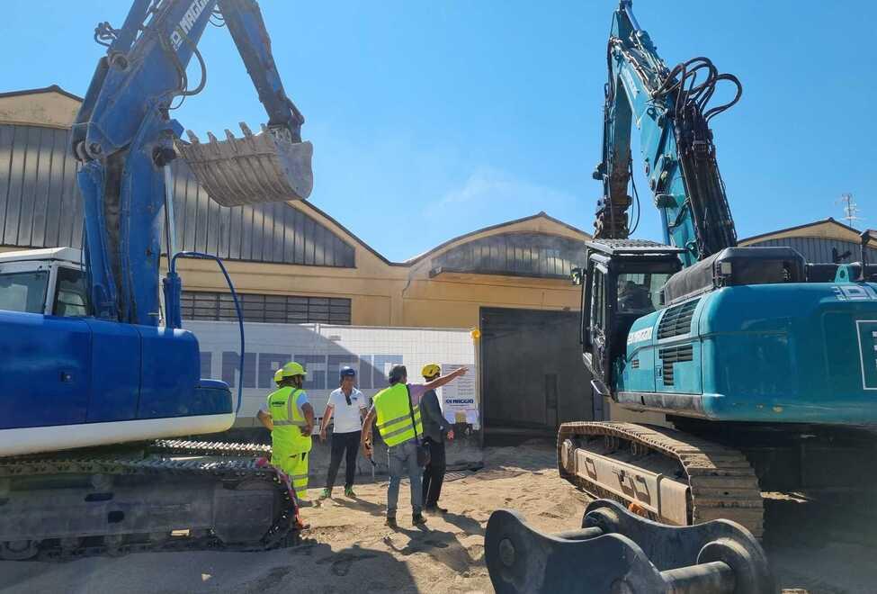 Ruspe  e operai al lavoro da ieri per demolire il vecchio complesso industriale
