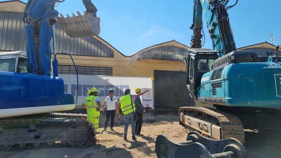 Ruspe e operai al lavoro da ieri per demolire il vecchio complesso industriale