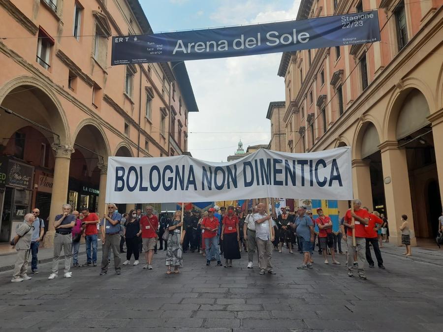 
	Il corteo in memoria delle vittime della strage del 2 agosto 1980 in centro a Bologna


