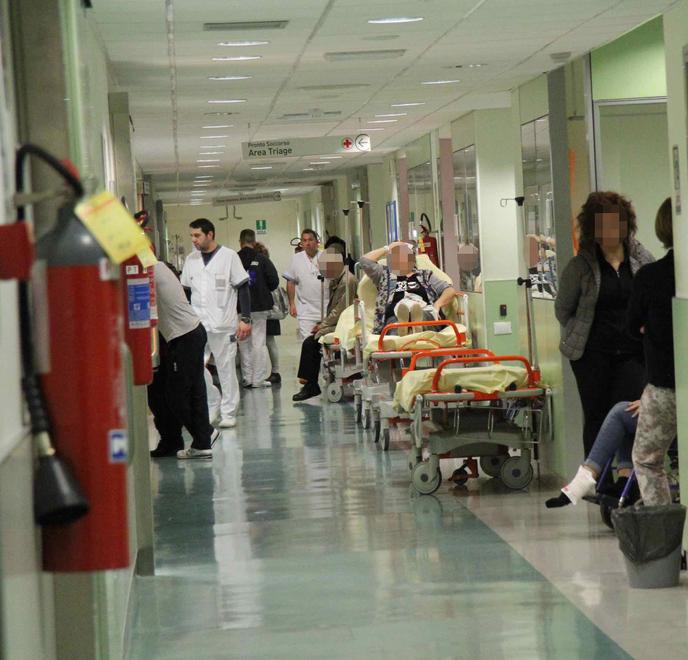 Mancano letti e le visite si fanno in ambulanza. Perché in Toscana i pronto soccorso collassano?