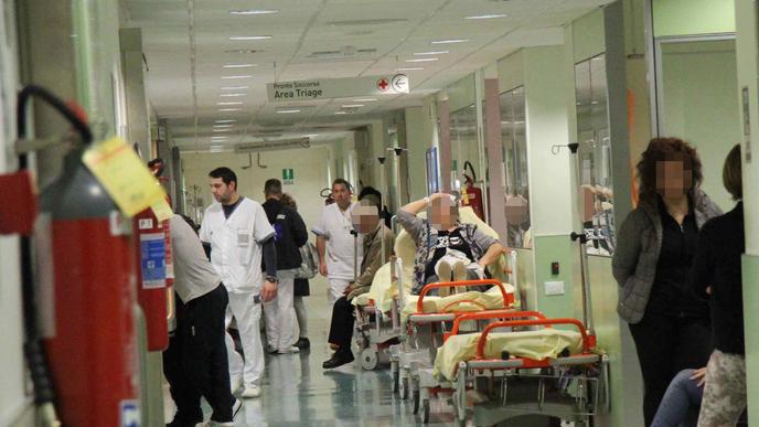 Mancano letti e le visite si fanno in ambulanza. Perché in Toscana i pronto soccorso collassano?