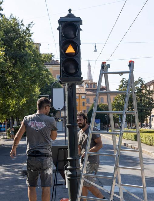 modena Largo Garibaldi si trasforma nel set per il film sul Drake 