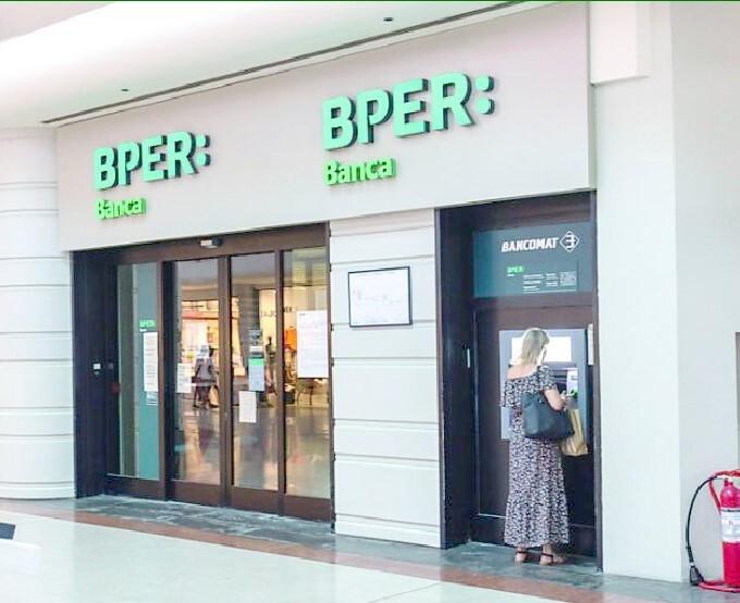 Bancomat a singhiozzo, la risposta: «Rivolgetevi agli addetti» 