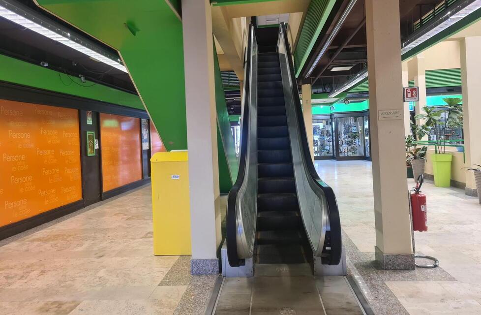 Una delle due scale mobili del centro commerciale di Marilia in Banditella ferme e rotte da 20 anni: per scelta condominiale non sono mai state riparate (foto Daniele Stefanini/Silvi)