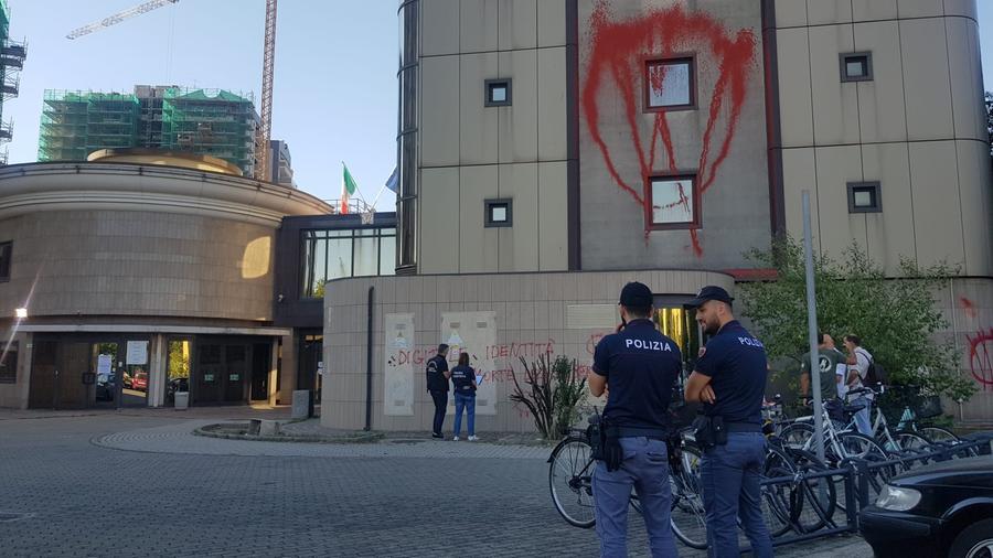 Modena. No Vax imbrattano la sede dell’agenzia delle Entrate
