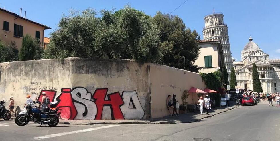 Il muro esterno del ristorante “Il Turista” in via Maffi, a pochi passi da piazza del Duomo, dove è comparsa la scritta con lo spray denunciata dal titolare dell’impresa (Foto Muzzi)