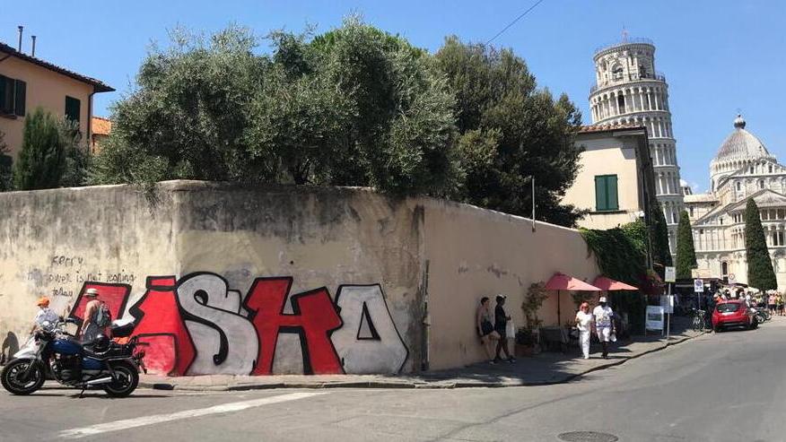 Il muro esterno del ristorante “Il Turista” in via Maffi, a pochi passi da piazza del Duomo, dove è comparsa la scritta con lo spray denunciata dal titolare dell’impresa (Foto Muzzi)