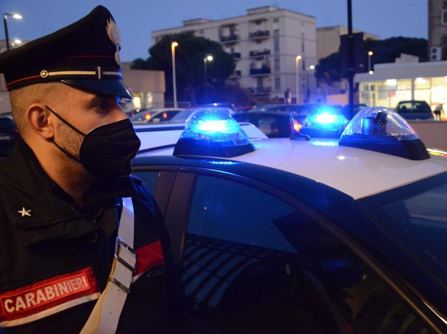 Coltelli e mazza di ferro in mano rapinano un ragazzo che tornava a casa