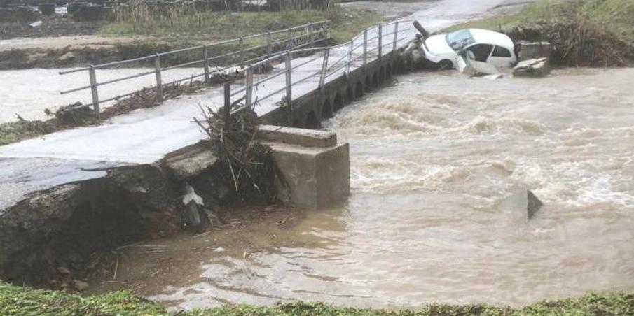 La vecchia passerella durante la piena del febbraio 2019. Visibile l’auto travolta dalle acque