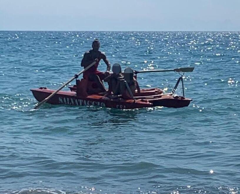 Bibbona, bagnino soccorre tre amiche trascinate dalla corrente con il sup 
