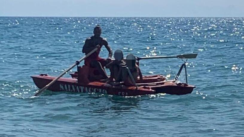 Bibbona, bagnino soccorre tre amiche trascinate dalla corrente con il sup