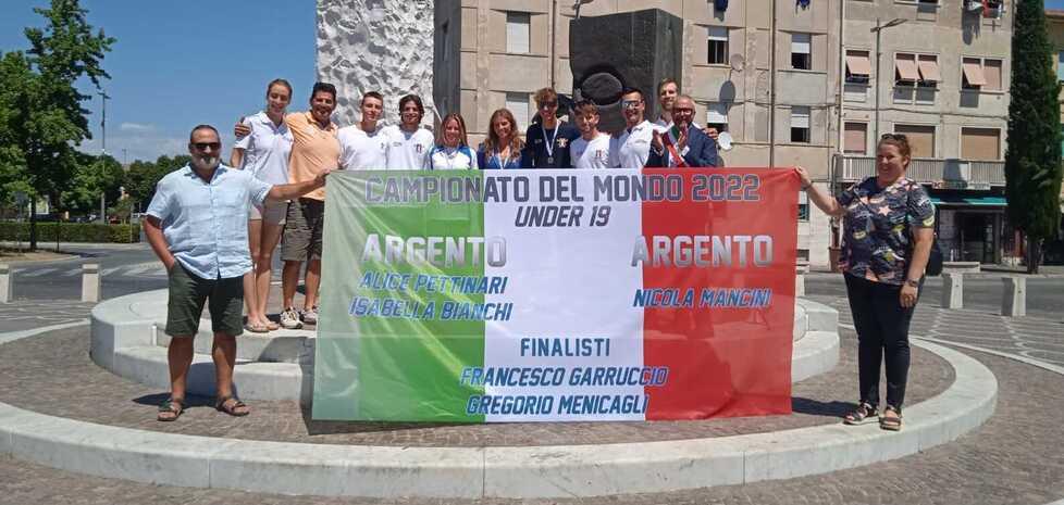 Nella foto gli atleti della Canottieri Pontedera accolti dal sindaco Franconi e dalla loro società al ritorno da Varese