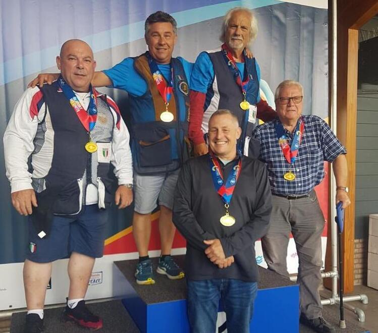 Foto di gruppo per il team misto italo-gallese  in rappresentanza dei vigili  del fuoco