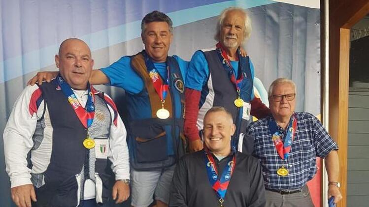 Foto di gruppo per il team misto italo-gallese in rappresentanza dei vigili del fuoco
