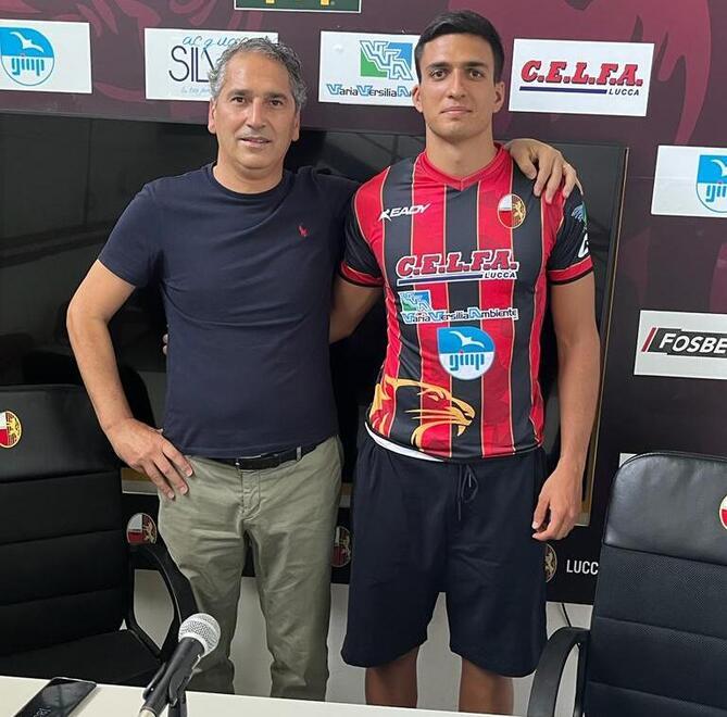 Benassai con la maglia rossonaera e il direttore sportivo Daniele Deoma