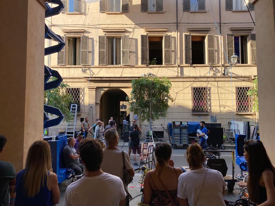 
	Via Emilia San Pietro si trasforma in un set al civico 22 per le riprese del film Ferrari diretto dal regista Michael Mann e interpretato dallo stesso Driver e dal premio Oscar Pen&eacute;lope Cruz

