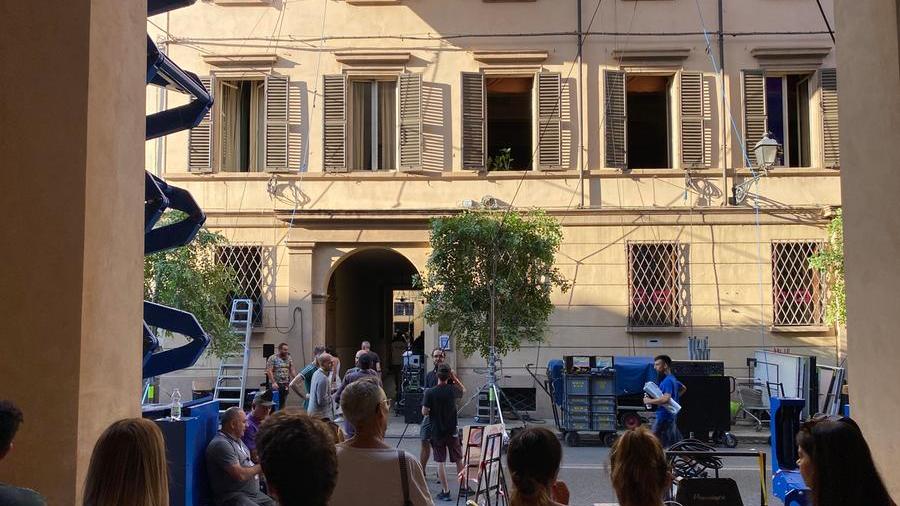 Via Emilia San Pietro si trasforma in un set al civico 22 per le riprese del film Ferrari diretto dal regista Michael Mann e interpretato dallo stesso Driver e dal premio Oscar Penélope Cruz