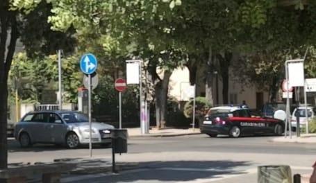 Bimbo di 4 anni resta chiuso nell’auto per errore, la madre chiama i carabinieri