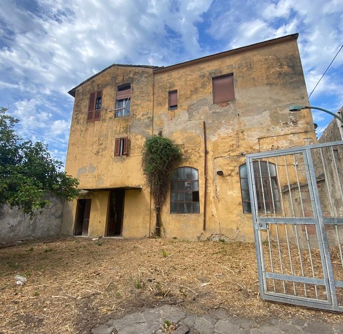 Enel vende edificio e piazzali nel cuore  di San Jacopo