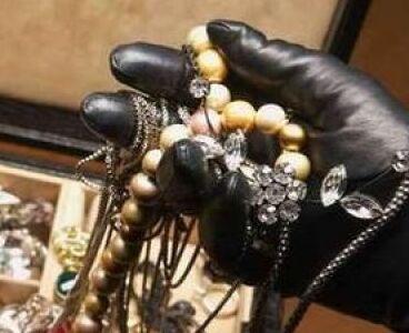 Dalla stanza della donna nel resort del litorale sono stati portati via i suoi gioielli di famiglia