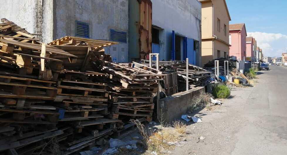 Maxi-discarica nella ditta abbandonata. Gli imprenditori: «Qualcuno intervenga» 