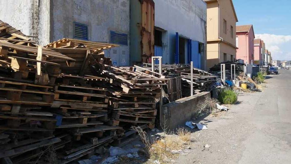 Maxi-discarica nella ditta abbandonata. Gli imprenditori: «Qualcuno intervenga»