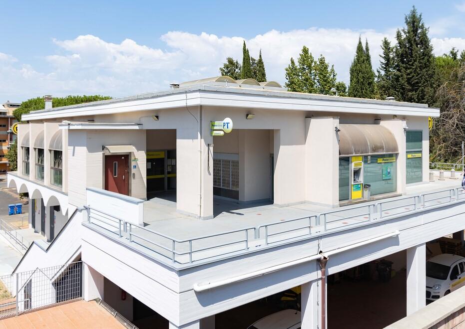 Nella foto l’ufficio postale di via Fratelli Orsi, dove  ieri mattina è avvenuta la rapina