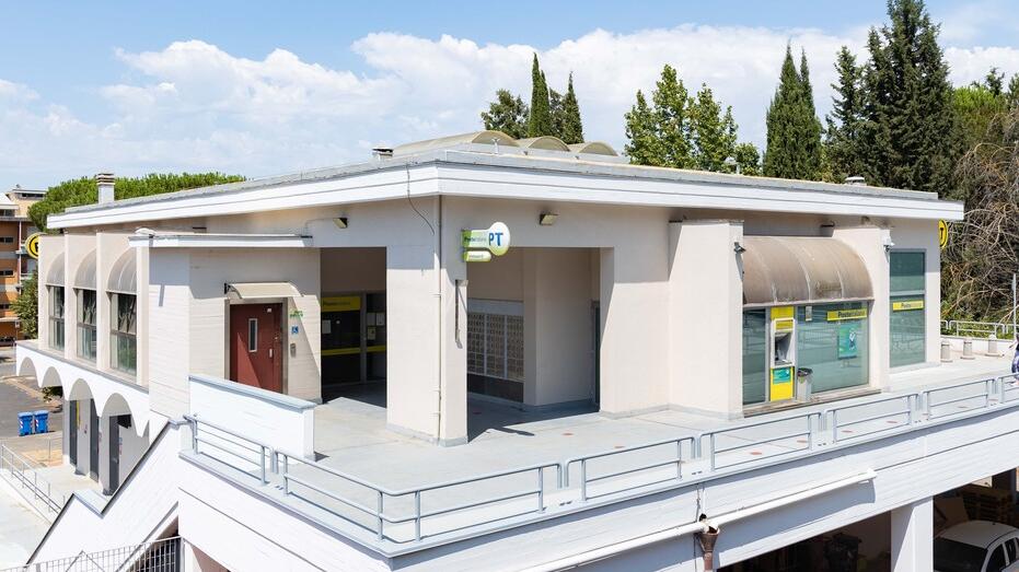 Nella foto l’ufficio postale di via Fratelli Orsi, dove ieri mattina è avvenuta la rapina