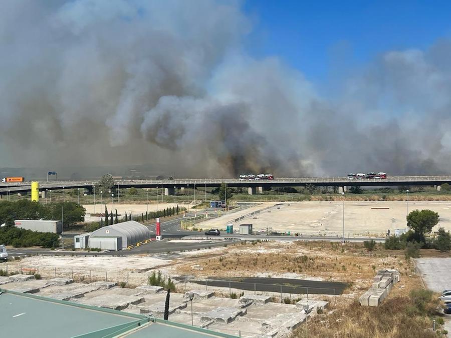Incendio in zona Interporto, in corso la bonifica dei terreni