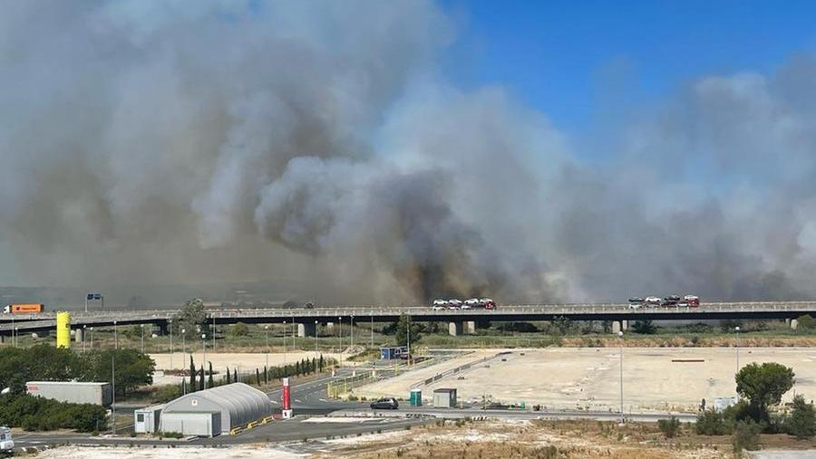 Incendio in zona Interporto, in corso la bonifica dei terreni