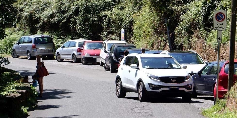 Tutti al fiume, strada bloccata