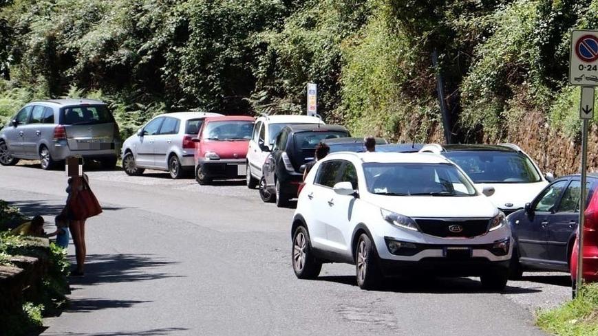 Tutti al fiume, strada bloccata