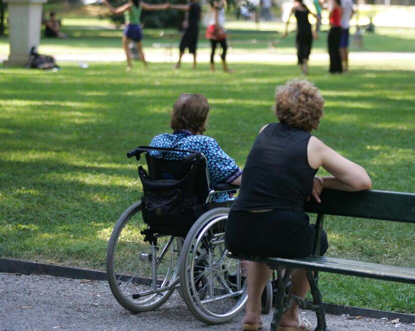 Famiglie in ferie e anziani soli così scatta l’emergenza badanti