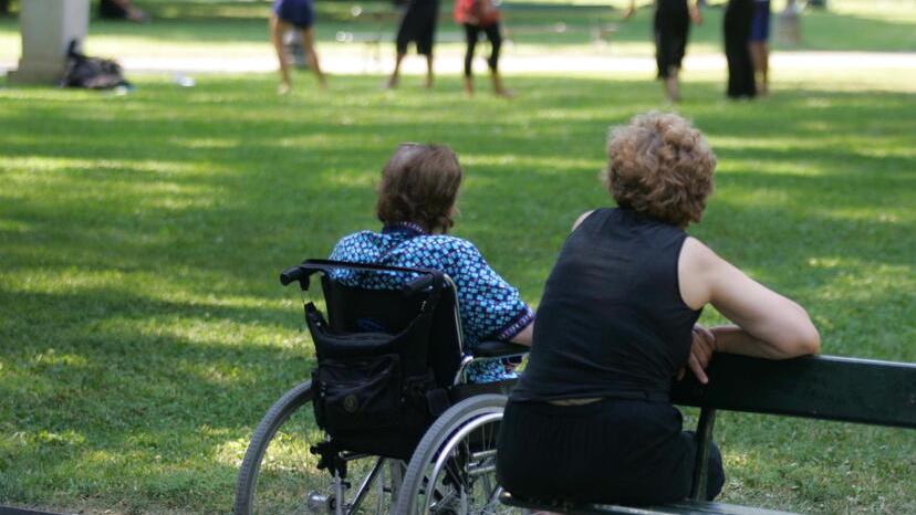 Famiglie in ferie e anziani soli così scatta l’emergenza badanti