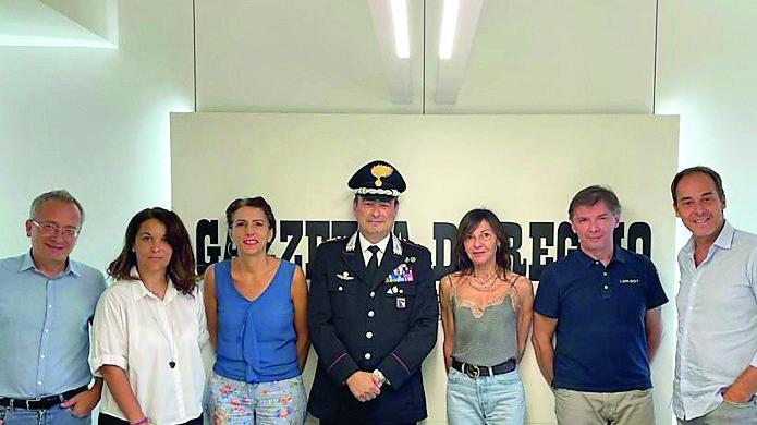 Il tenente colonnello dei carabinieri Aniello Mautone in visita nella redazione della Gazzetta di Reggio