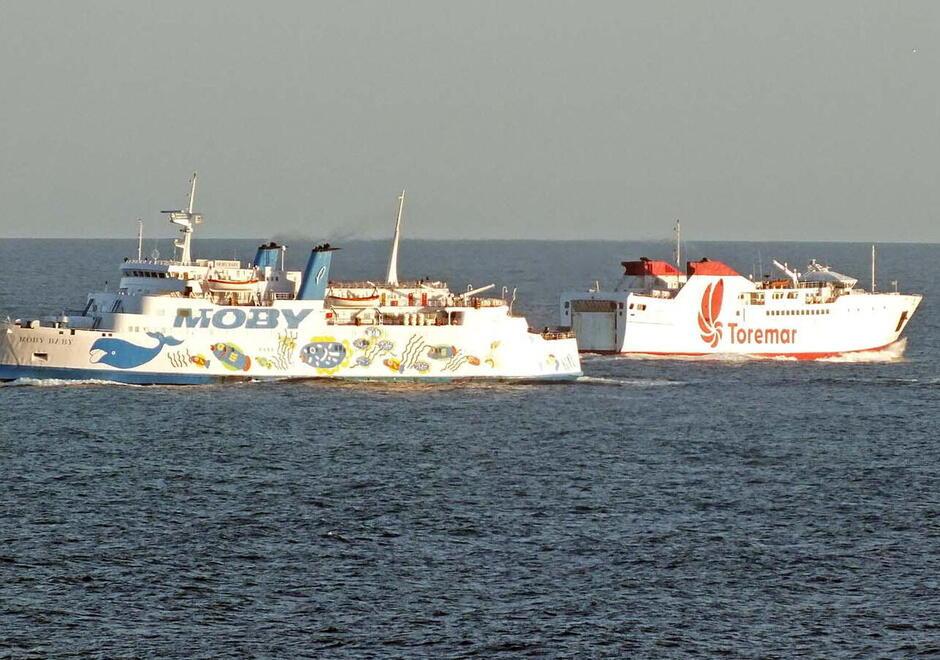 Due traghetti Toremar e Moby si incrociano nel canale di Piombino