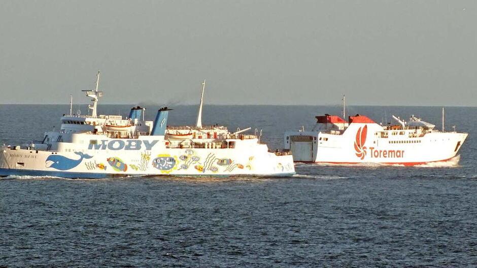Due traghetti Toremar e Moby si incrociano nel canale di Piombino