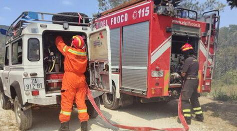 Quattro ore con il fiato sospeso a Caletta per un incendio che minacciava le case