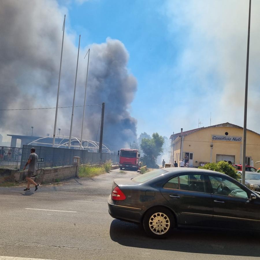 Cecina, grosso incendio in zona Cedrino: paura per una decina di case lungo la vecchia Aurelia. Bruciate auto di una concessionaria – Video