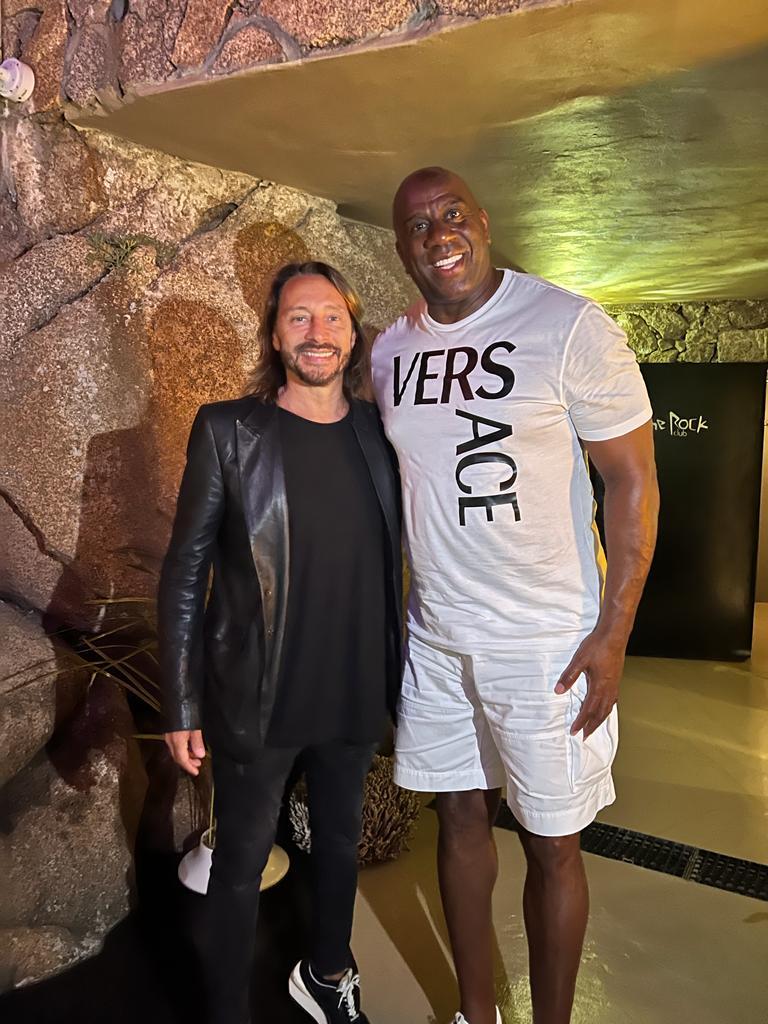 
	Bob Sinclar e Magic Johnson al Phi beach di Baja Sardinia

