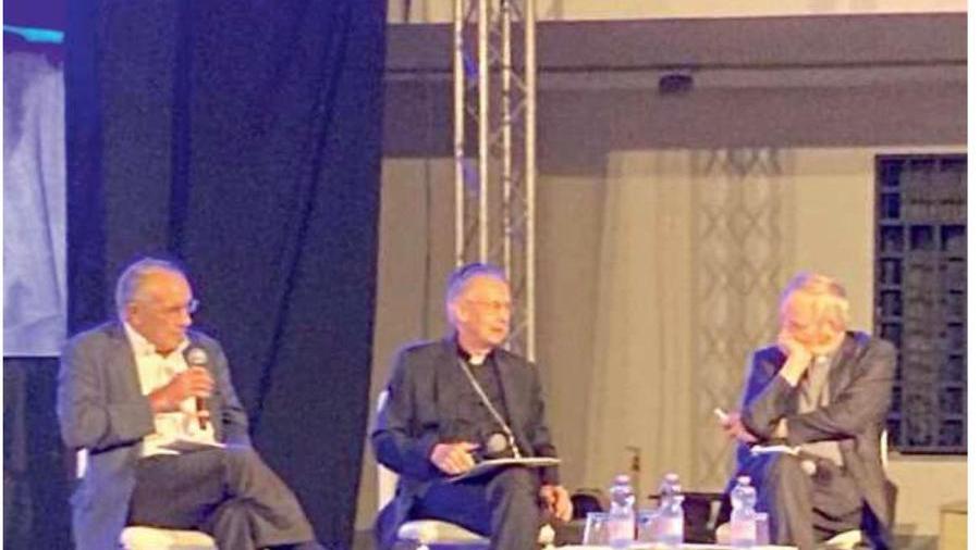 Il confronto tra il giornalista Massimo Franco, il presidente della Cei Matteo Zuppi e il vescovo di Nuoro e Ogliastra Antonello Mura