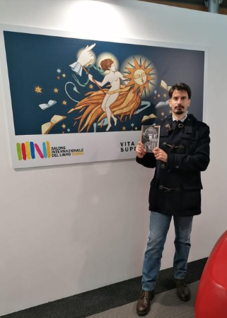 
	Valerio Molinaro con il suo libro: "Il rosario di madreperla"

