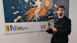 Valerio Molinaro con il suo libro: "Il rosario di madreperla"