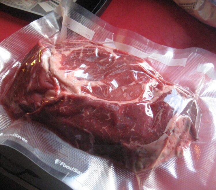 Modena. Operaio denuncia: "Cambiavo etichetta a carne vecchia già scaduta"