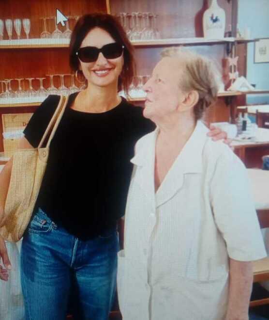 Modena, Penelope Cruz, star a passeggio in centro «Oggi ho voglia di tortellini»