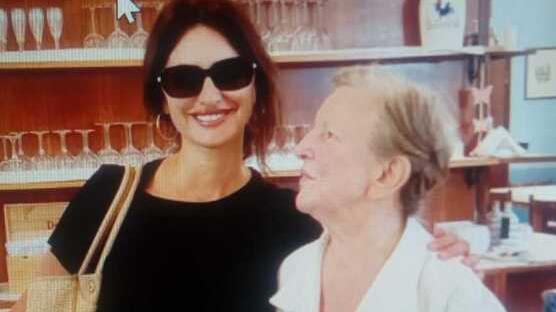 Modena, Penelope Cruz, star a passeggio in centro «Oggi ho voglia di tortellini»