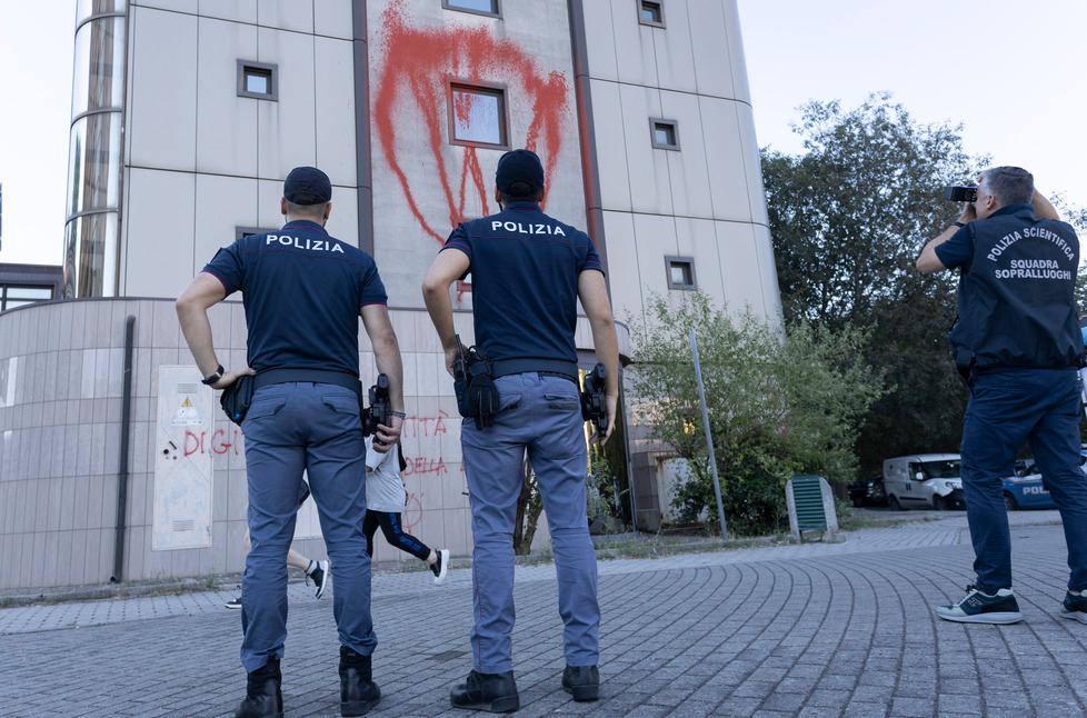 I no-vax ViVi diventano no-clima e no-Spid Vandalizzata la sede dell’Agenzia delle Entrate