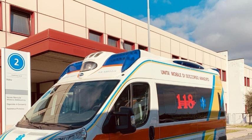 Aggredisce i soccorritori, loro si barricano in ambulanza: arrivano i carabinieri