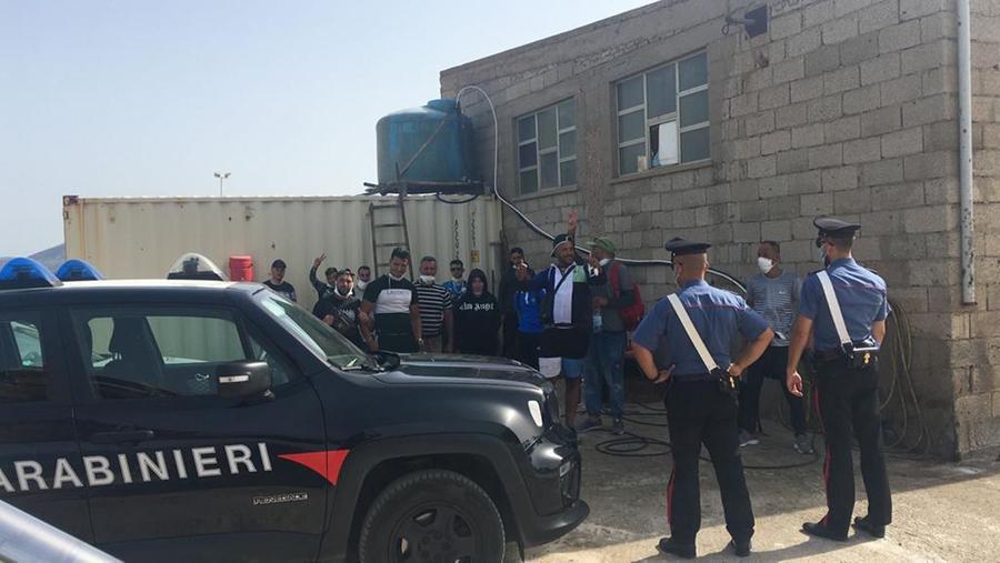 Continua l’arrivo di migranti, fra loro anche una donna incinta