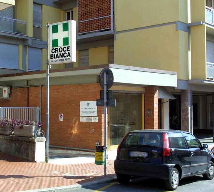 Nella foto accanto gli spazi che ospitano la Croce Bianca in v ia Crispi a Massa